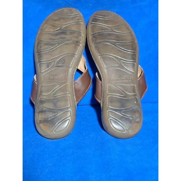 BORN B.Ø.C. Tooled Vegan Leather Toe Thong Sandals size 8 Brown/Tan Summer Comfy - Picture 6 of 6